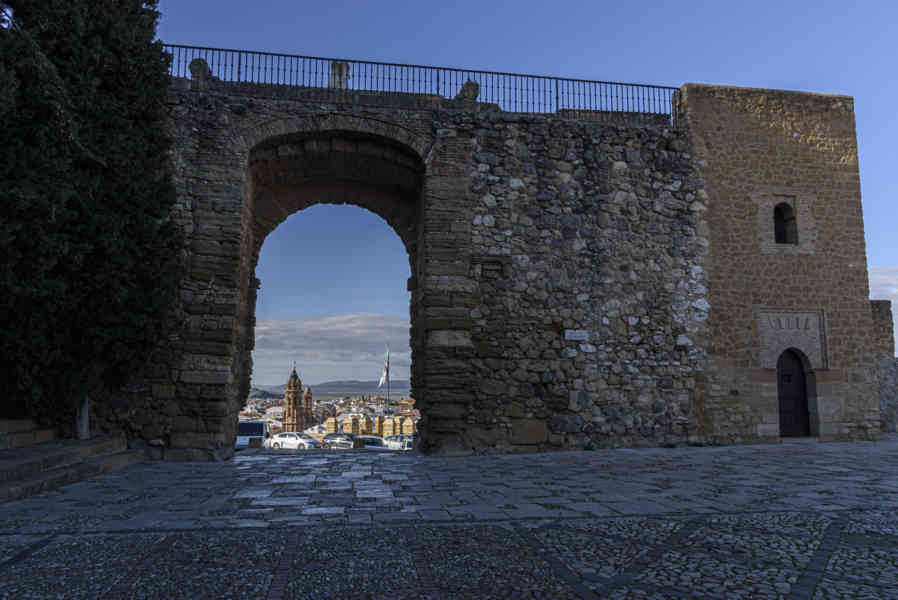 Málaga - Antequera 26 - Alcazaba - Arco de los Gigantes.jpg